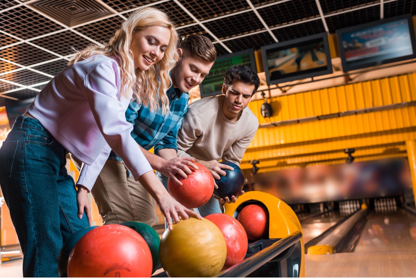 How to Plan a Bowling Alley Fundraiser | Stars and Strikes
